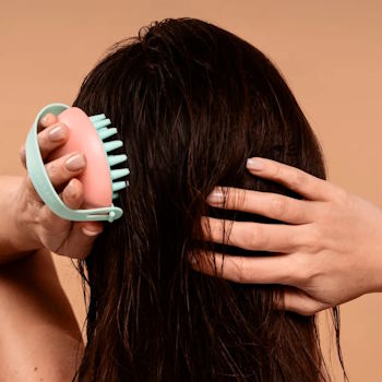 Tecniche efficaci di massaggio per capelli forti